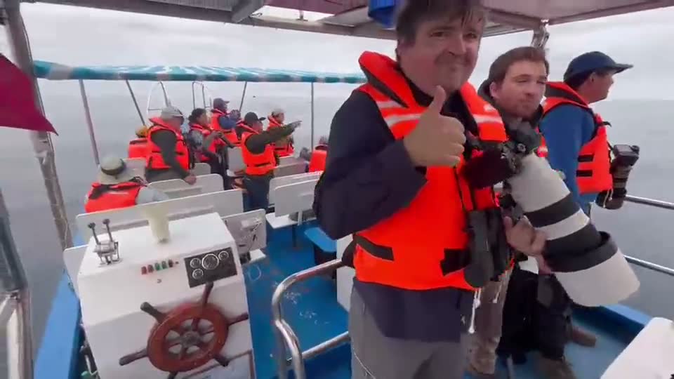 Pasajeros y fotógrafos con teleobjetivo a bordo de la Porteñita II